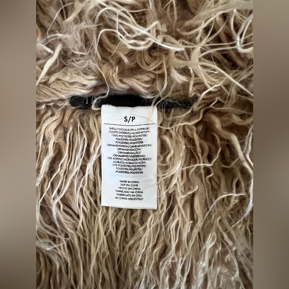 NEW INC Faux fur vest. - Picture 11 of 12